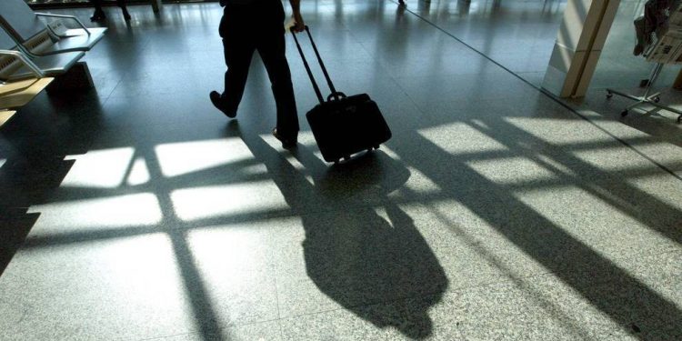 Los viajes por España se reducen tanto en avión como en AVE, pero los españoles utilizan más el transporte público