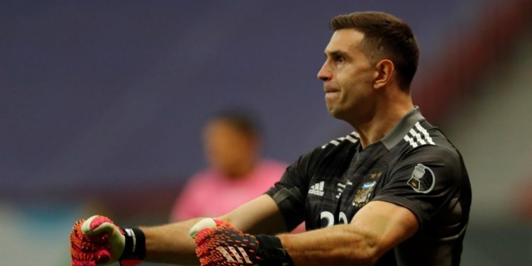 Malas noticias para Dibu Martínez antes de la triple fecha de Eliminatorias: Aston Villa confirmó que el arquero y Emiliano Buendía no podrán estar en el partido ante Bolivia en el Monumental