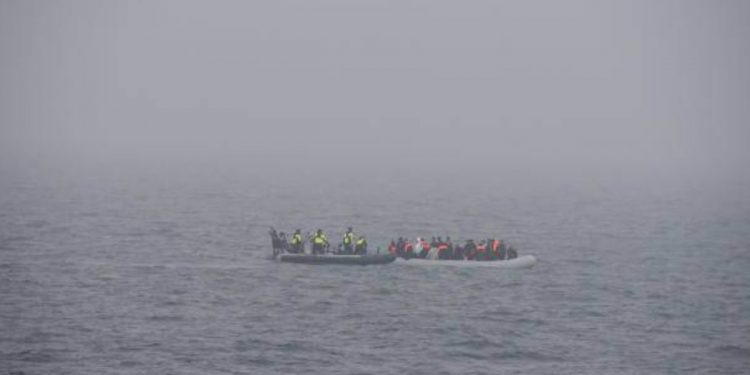 Más de 800 migrantes interceptados en el Canal de la Mancha en un nuevo récord diario