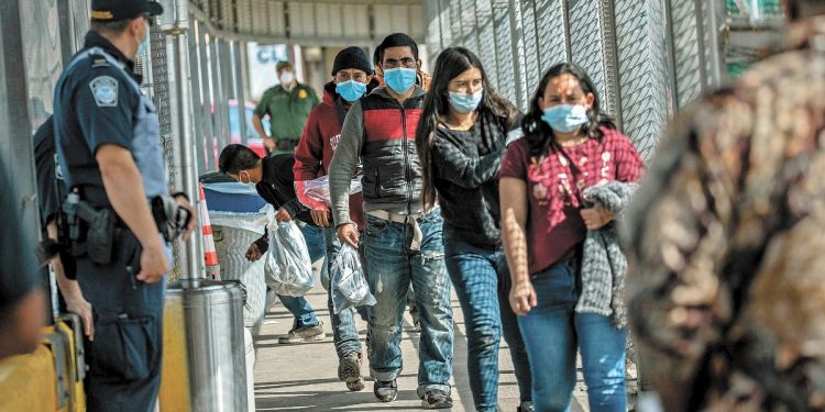 Más dinero, inseguridad y la familia; razones de migración mexicana a EU