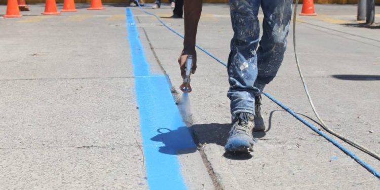 Mazatlán restaura la ‘línea azul’ y señalizaciones peatonales para los turistas de crucero que arribarán este miercoles