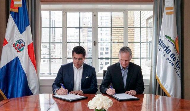 Ministro de Turismo firma acuerdos con líneas aéreas y tour operadores en Estados Unidos