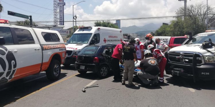 Monterrey. Cierran avenida Cuauhtémoc por choque de crucero