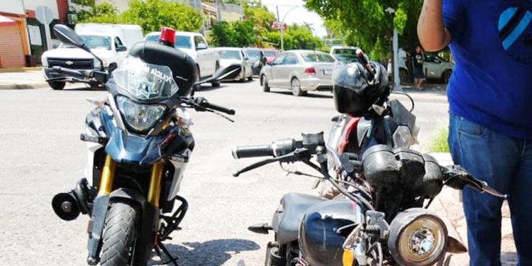 Motociclista choca un auto en colonia Anáhuac de Los Mochis
