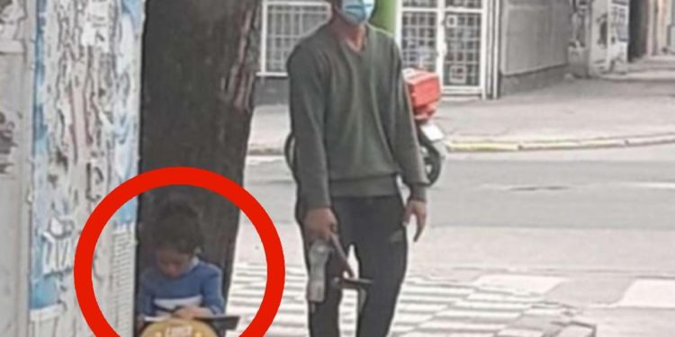 Niña espera a su papá mientras que hace la tarea en un crucero