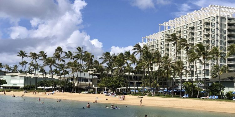 No es un buen momento para viajar a Hawaii, advierte el gobernador ante ola de covid-19