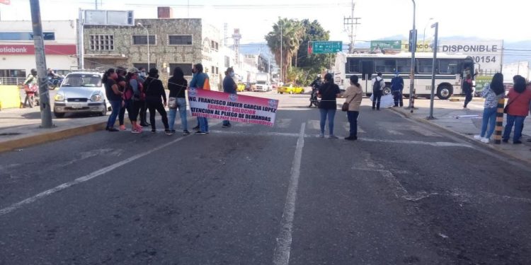 Organización bloquea crucero del estadio de beisbol en la ciudad de Oaxaca