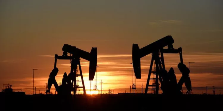PETRÓLEO-Barril sube 3% por debilidad del dólar después de siete días de pérdidas