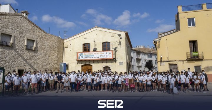 Pasodoble en honor a Victoria Fernández en el campus Musical Vicky Foods | Radio Gandia
