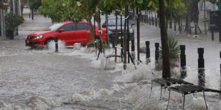 Por las lluvias, cierran siete cruceros y auxilian a tres conductores en Culiacán