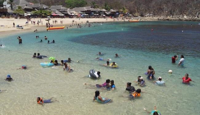 Que siempre sí: autoridades de Huatulco reconsideran medidas y abren playas a 30% de aforo