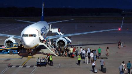 VILOBI D'ONYAR 26/07/2014 AVION DE LA COMPAÑIA AEREA RYANAIR AEROPUERTO GIRONA COSTA BRAVA MOSTRADORES DE FACTURACION DE MALETAS DE LAS COMPAÑIAS AEREAS TURISMO TURISTAS TURISME VACACIONES VACANCES TURISTA RYANAIR AENA AEROPORT CONSUMO BAJO COSTE LOW COST MALETA MALETES EQUIPAJE AVIO EMBARQUE DE PASAJEROS ( AGUSTI ENSESA - LV )