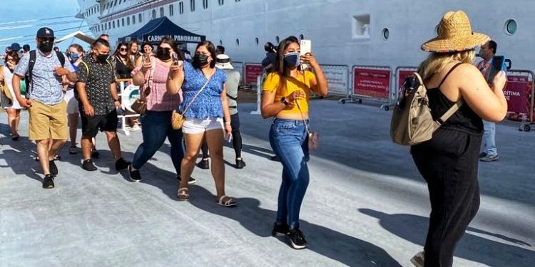 Recibe Puerto Vallarta primer crucero turístico tras cierre por COVID-19