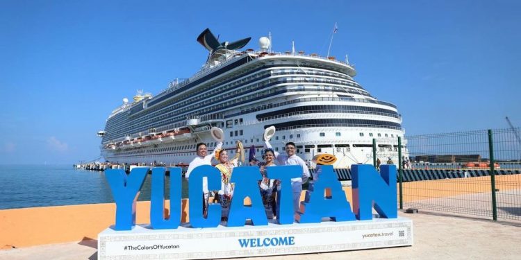 El gobernador dio la bienvenida al crucero.