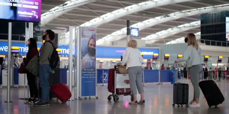 Reino Unido podría endurecer las normas de viaje en verano para España -The Times