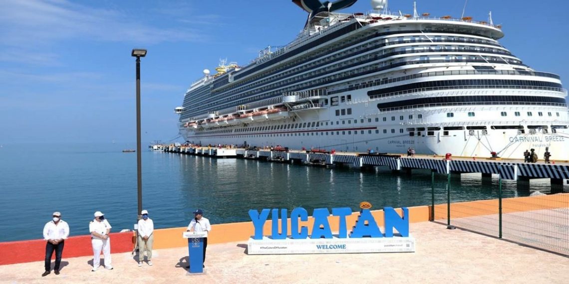 Arriba embarcaci&oacute;n Carnival Breeze de la naviera Carnival Cruise a Puerto Progreso Arriba embarcaci&oacute;n Carnival Breeze de la naviera Carnival Cruise a Puerto Progreso