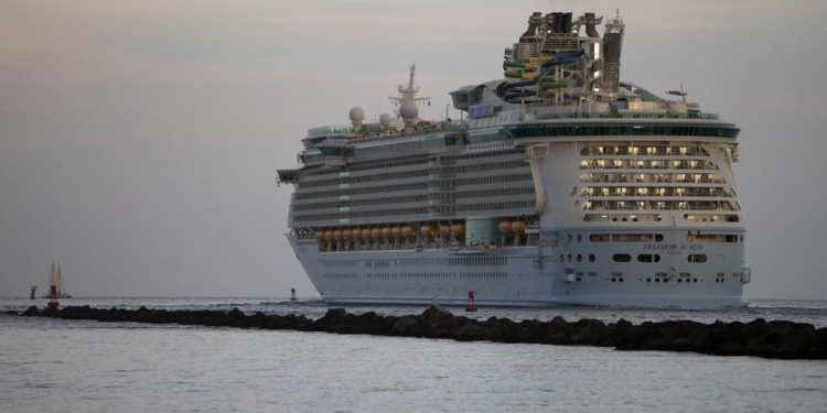 Seis pasajeros a bordo del crucero Royal Caribbean dan positivo a COVID-19