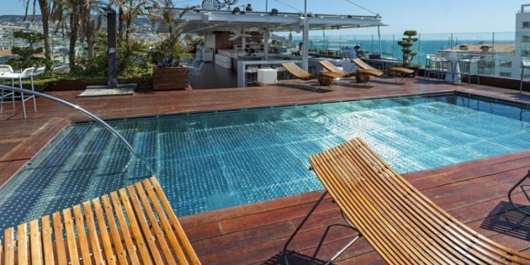 Terraza y piscina del hotel MiM, cuyo propietario es Leo Messi.
