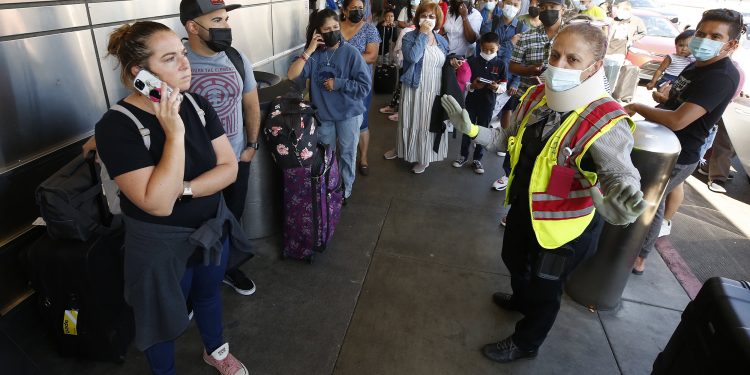 Spirit Airlines cancela la mitad de sus vuelos para hacer un 'reinicio' en 2021