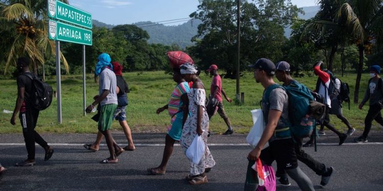 Suspenden a agentes por abusos contra caravana migrante en Chiapas