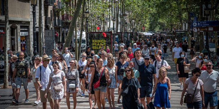 Turismo y comercio impulsan la recuperación del sector servicios