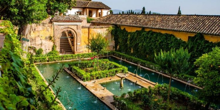 Imprescindible la visita a los jardines del Generalife en La Alhambra de Granada.