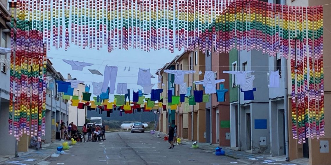 Los vecinos han engalanado las diferentes calles con motivos tradicionales y decoración original.