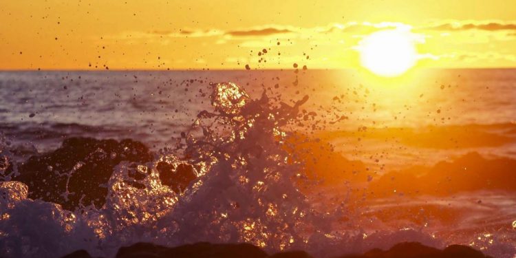 La naturaleza tampoco decepcionó ayer, como se puede ver en estas imágenes captadas en Playa Jardín, en el Puerto de la Cruz, donde los canarios disfrutaban de un hermoso paisaje junto al mar tras un día de surf o paseos. FOTO: Sergio Méndez