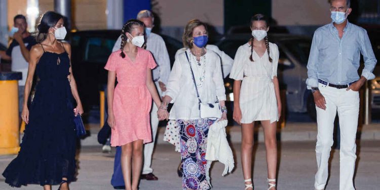 Es la última imagen de la familia al completo en Mallorca: los Reyes, sus dos hijas y la reina Sofía.