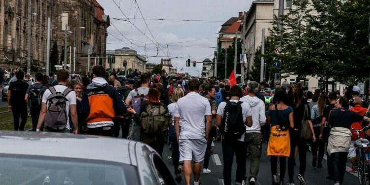 Miles participaron en una protesta no autorizada contra las medidas para mitigar la propagación del Covid-19, en Berlín, Alemania, el 28 de agosto de 2021.