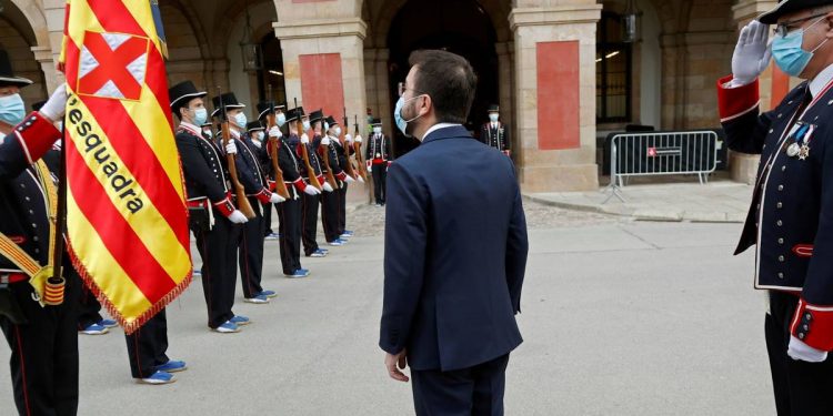 Foto: Una formación de los Mossos d'Esquadra recibe al 'president' Aragonès. (EFE)