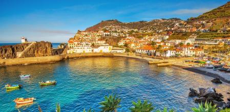 El hermoso pueblo pesquero de Camara de Lobos en la isla portuguesa de Madeira