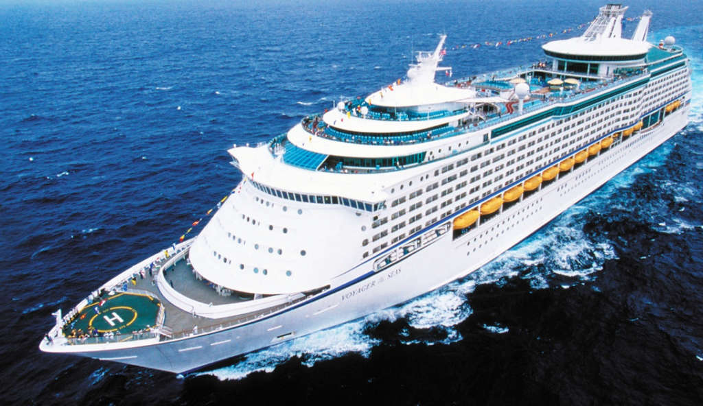 Los cruceros de Royal Caribbean son los más grandes del mundo, auténticas ciudades flotantes capaces de transportar entre 5.000 y 6.000 pasajeros en su capacidad máxima.