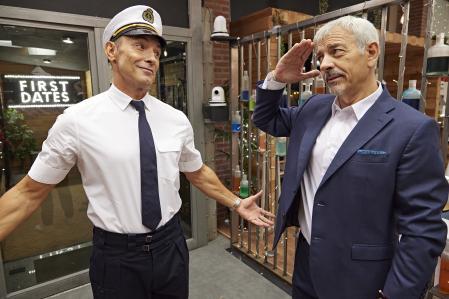 Carlos Sobera cede el gorro de capitán de 'First Dates Crucero' a Jesús Vázquez