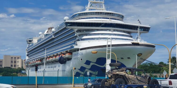 Arriba crucero Crown Princess a Vallarta con tripulantes