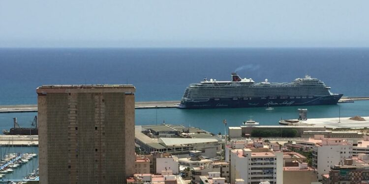 La temporada alta de cruceros trae un centenar de escalas a los puertos valencianos