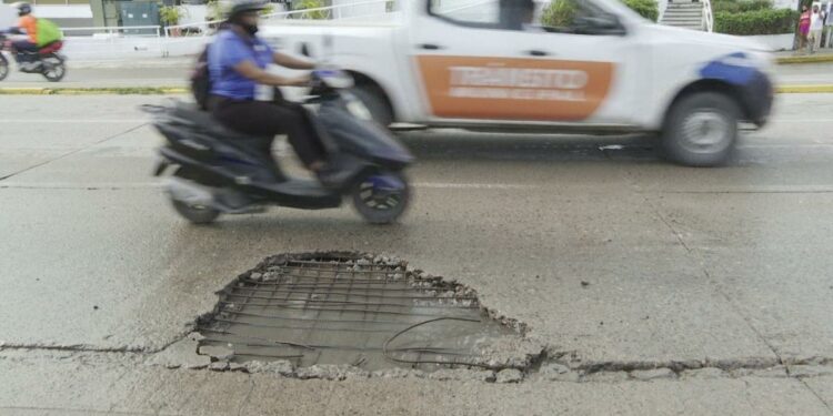 Peligroso bache en crucero frente a Terminal Marítima