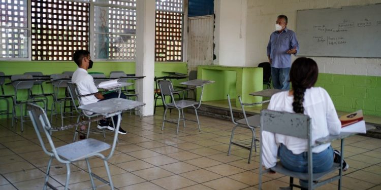 48 mil escuelas necesitan reparaciones, 31 mil están sin agua