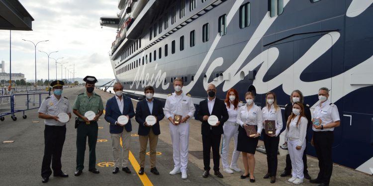 A Coruña recibe al Mein Schiff 6, el segundo crucero que llega a la ciudad tras la pandemia