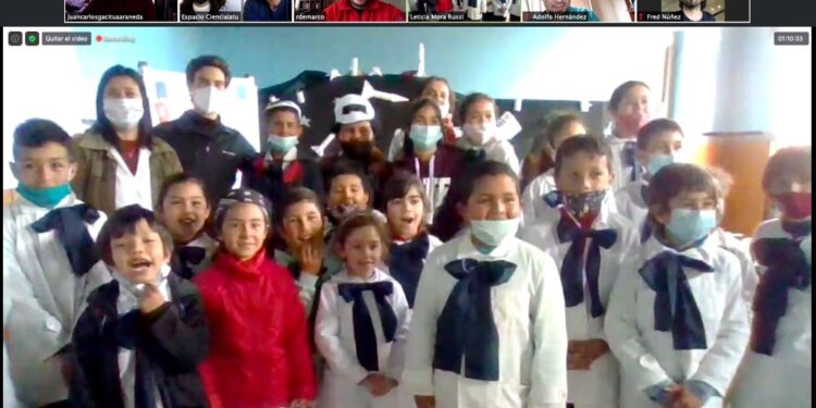 Académico UdeC reveló los misterios de los viajes a la Luna a niños y niñas de Uruguay