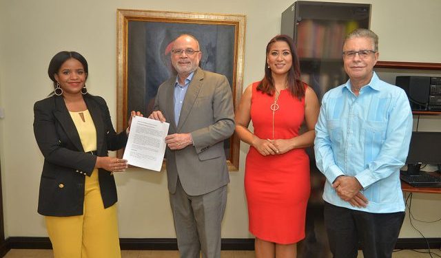 Adompretur entrega bases del PremioEpifanio Lantigua