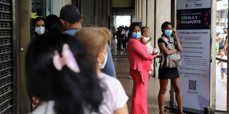 Adultos mayores y residentes de zonas populares, con dudas en primer día de emisión de cédulas y pasaporte con turno y pago digital | Comunidad | Guayaquil