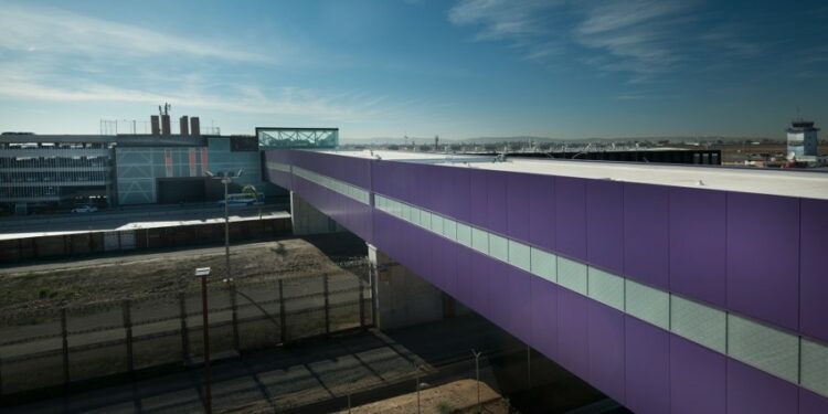 Cross Border Xpress es un puente peatonal de uso exclusivo para los viajeros del Aeropuerto Internacional de Tijuana, con conexión a una terminal de servicio en San Diego, California. Foto archivo