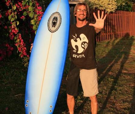 Andrés ‘Chispa’ De la Torre, la voz en español del surf desde Hawái | Cuerpo y Alma | La Revista
