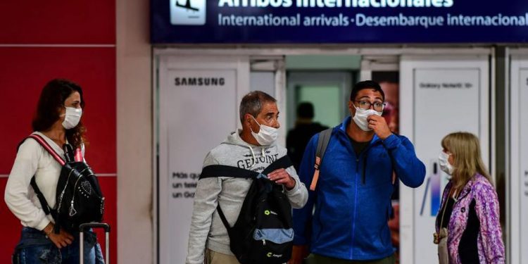 Argentina crea credencial de vacunación de COVID para viajar | MUNDO