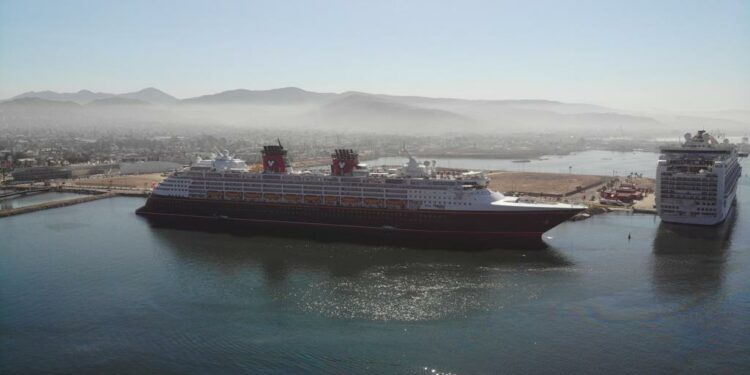 Arriba a Ensenada crucero de Disney con 700 pasajeros