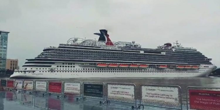 Arriba tercer crucero a Puerto Vallarta, con más de 2 mil pasajeros