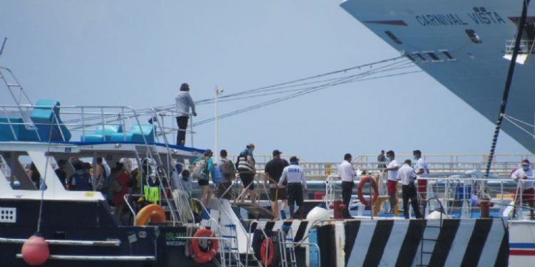 Arribo de tres cruceros provoca aumento de ventas en comercios en Cozumel