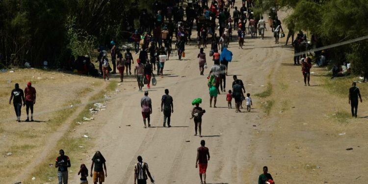 Aumentan intentos de cruzar la frontera; más de 150 mil en agosto