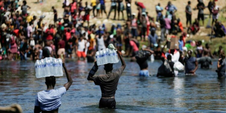 Autoridades de EU retiran a migrantes de ciudad fronteriza en Texas
